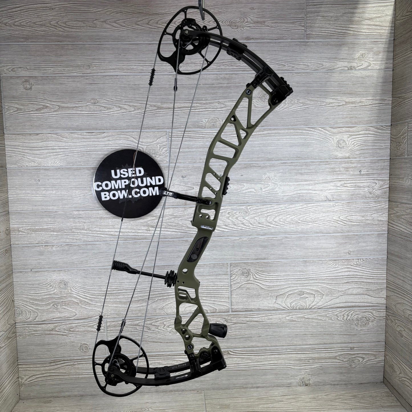 Elite Artus Right Handed Outdoor Green 70# Bow