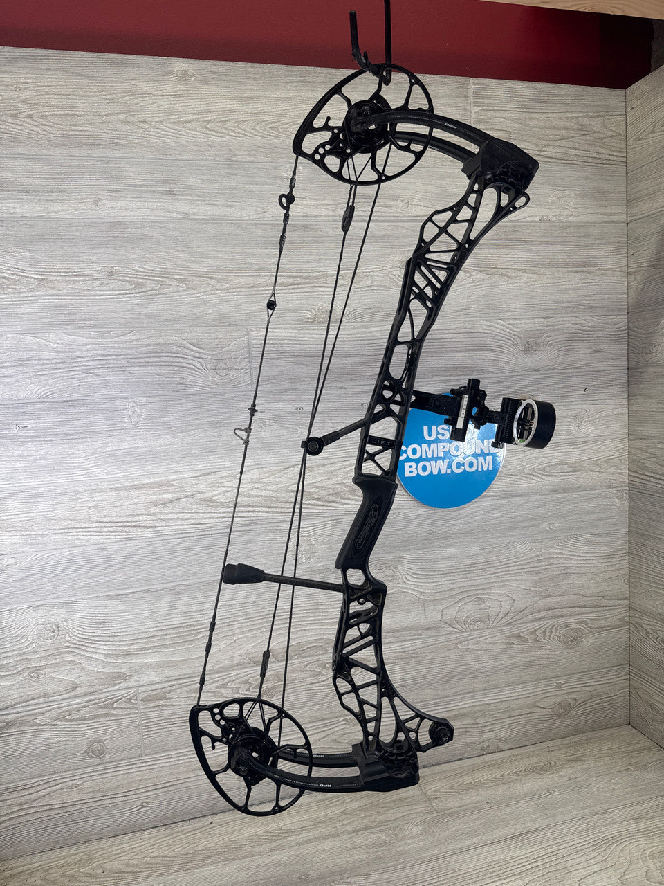 Mathews Lift 29.5 LH 29" 70lb Black Bow/Black Gold 4 pin slider