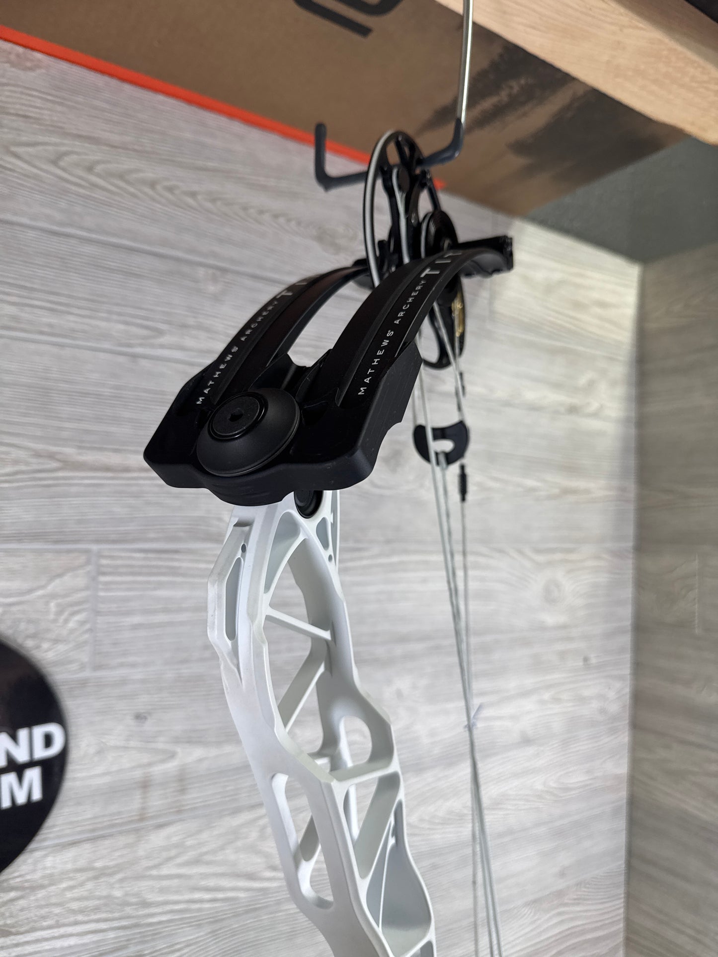 Mathews Title 36 G2 Left Hand White Riser Black Limbs
