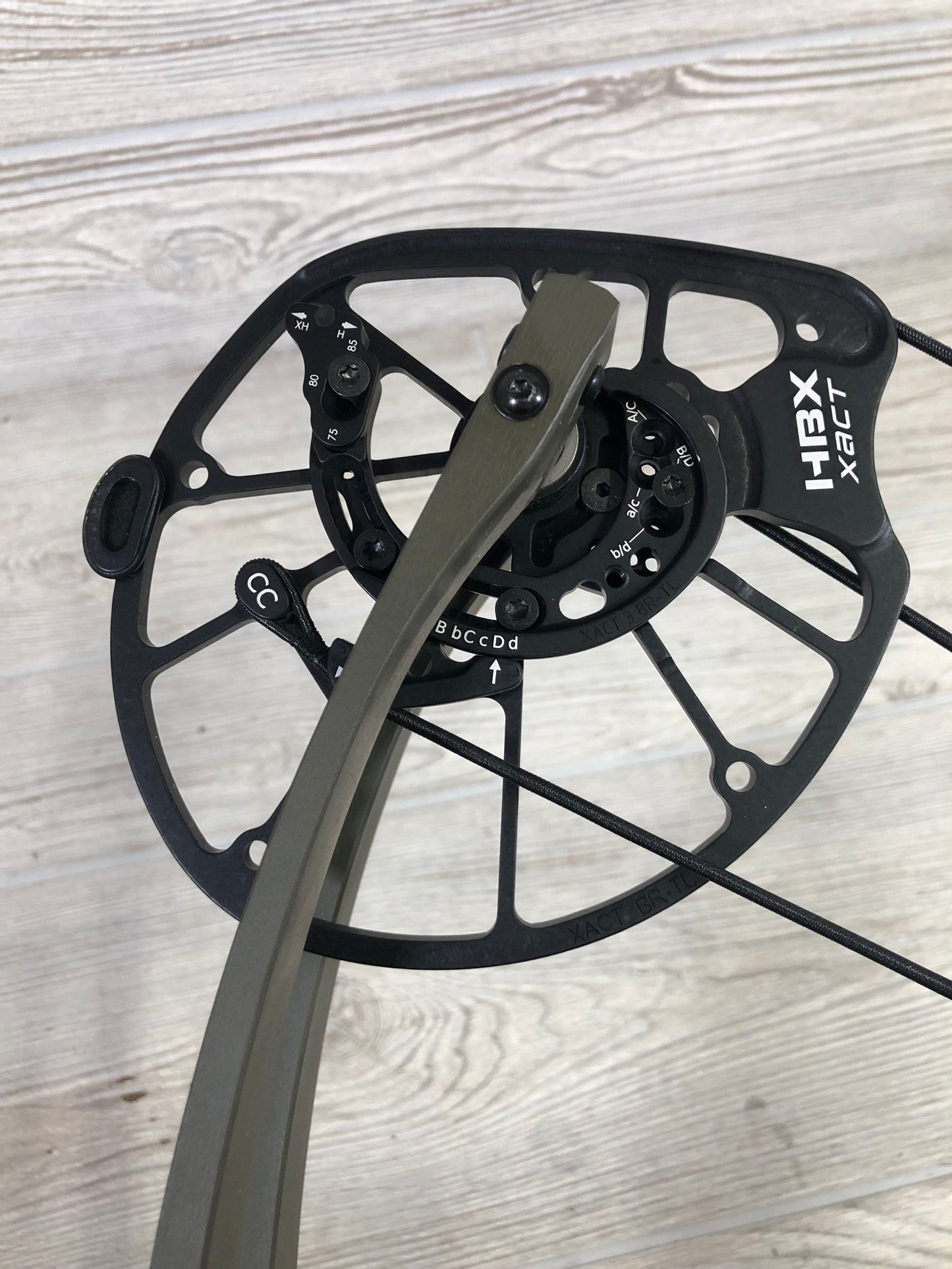 Used Hoyt RX-8 Right Handed Wilderness Green 70lbs 25-30"