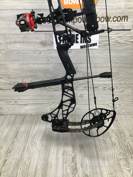 Used Mathews Lift X 29.5 Right Hand Black riser/Bottomlands limbs Bow 30/70 Package