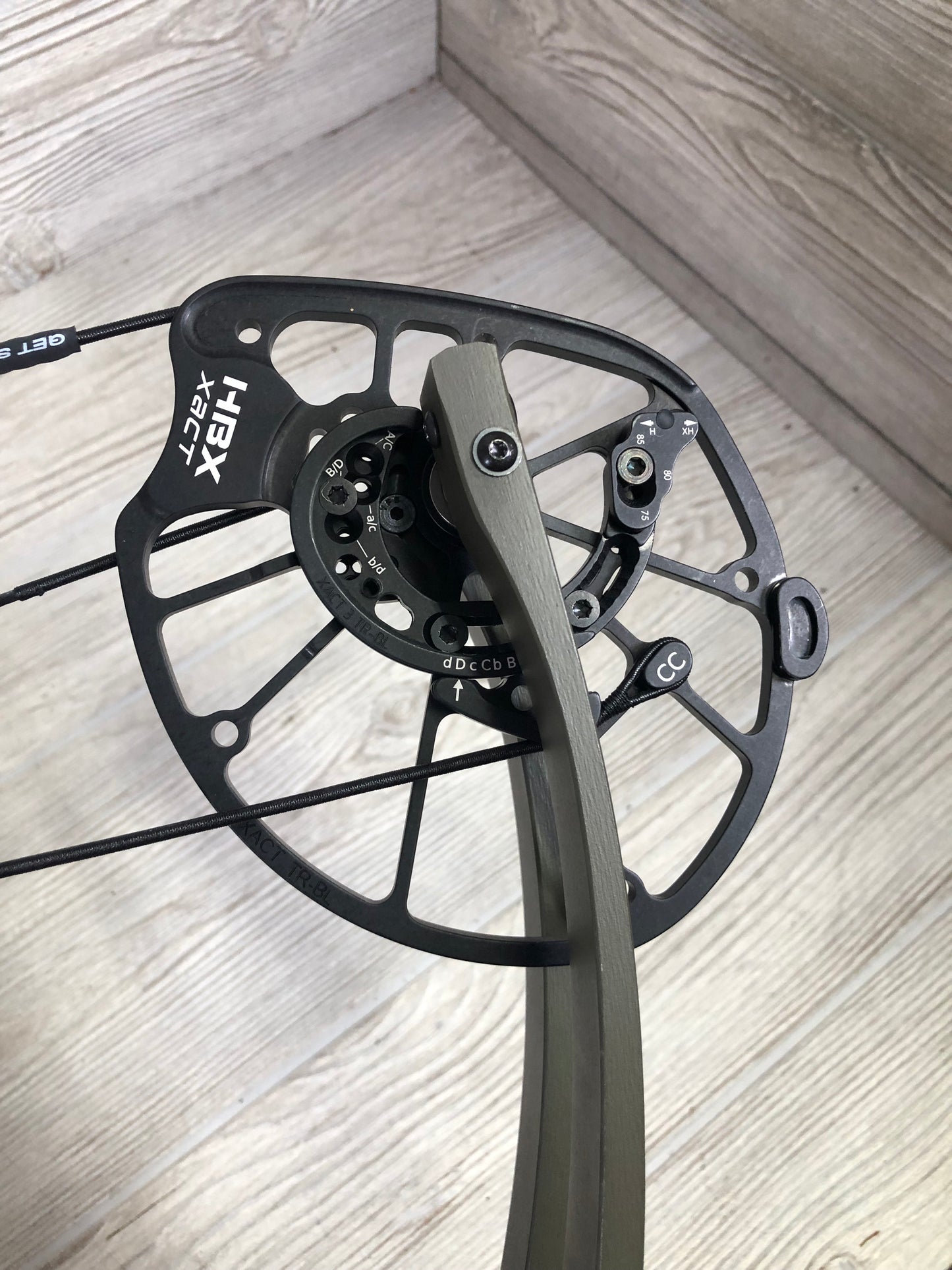 Used Hoyt RX-8 Right Handed Wilderness Green 70lbs 25-30"