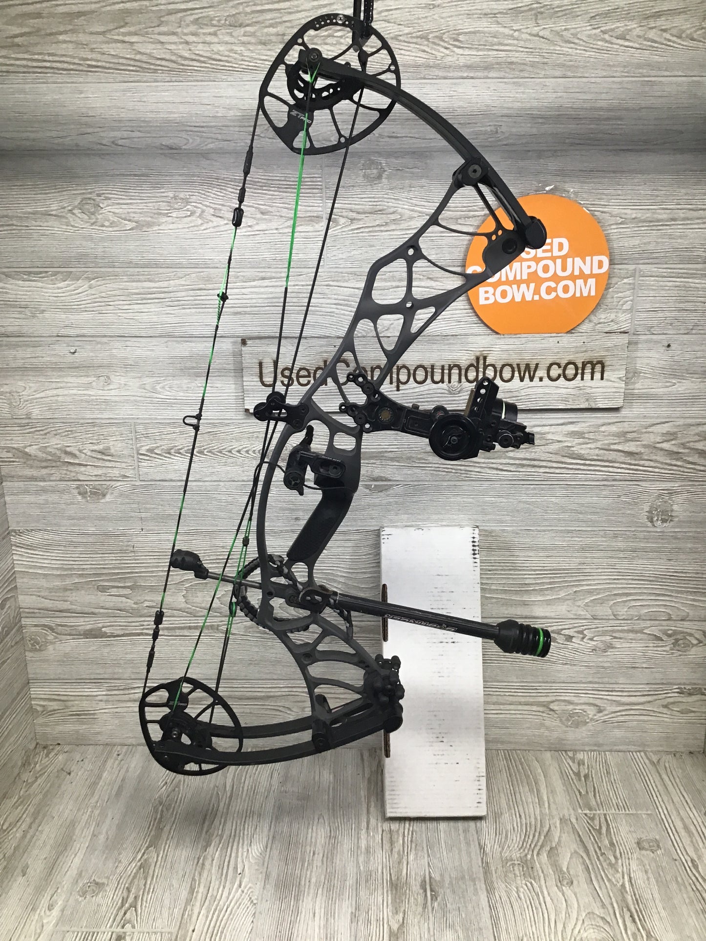 Used Hoyt Helix RH 27-30" 55-65# Package W/Extra set of 80# limbs