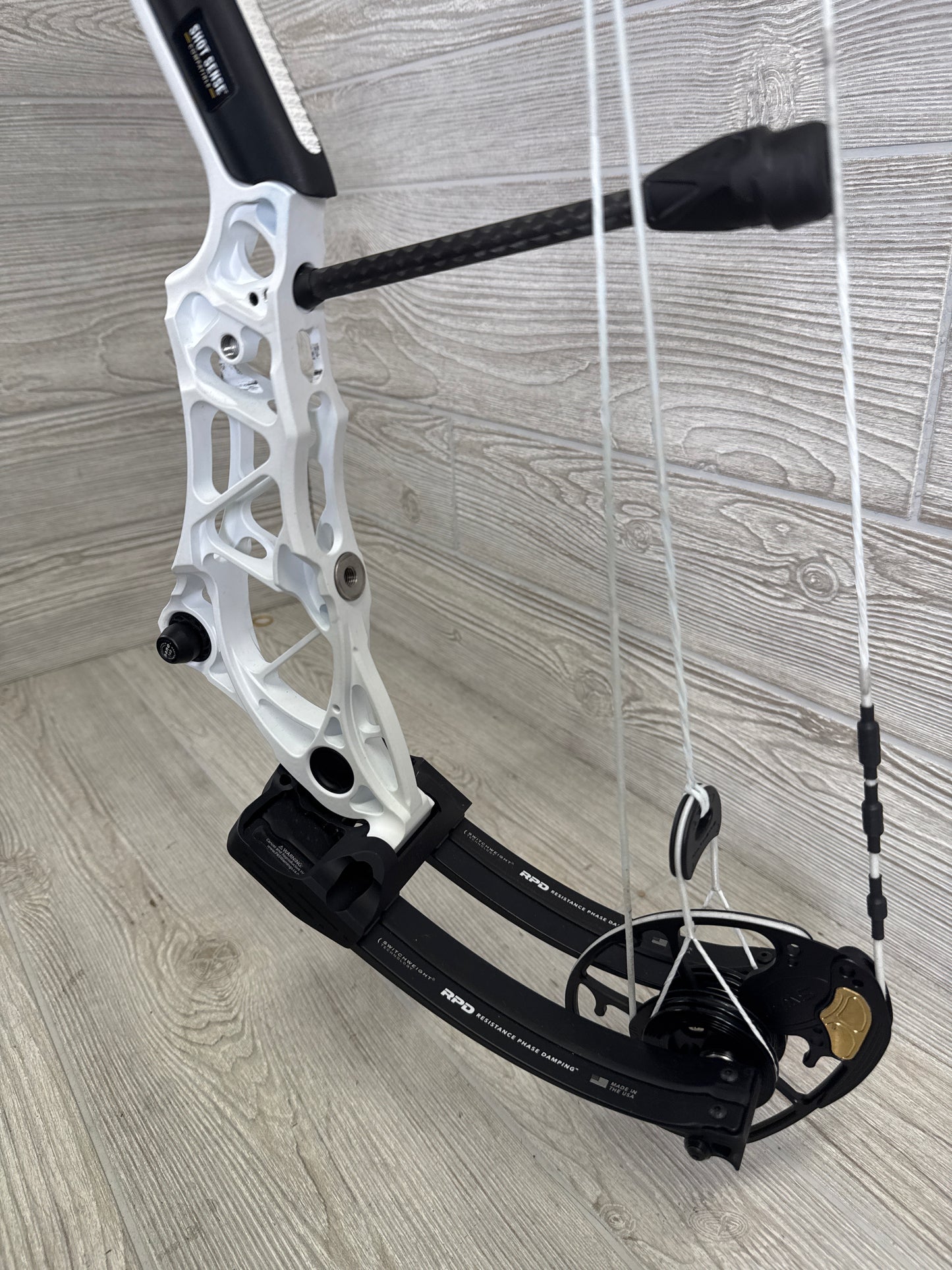 Mathews Title 36 G2 Left Hand White Riser Black Limbs