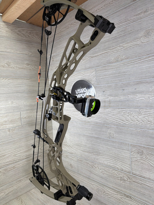 Used Hoyt AX-3 29 Sandstorm 70# With Hoyt QAD MX2 and Black Gold Rush