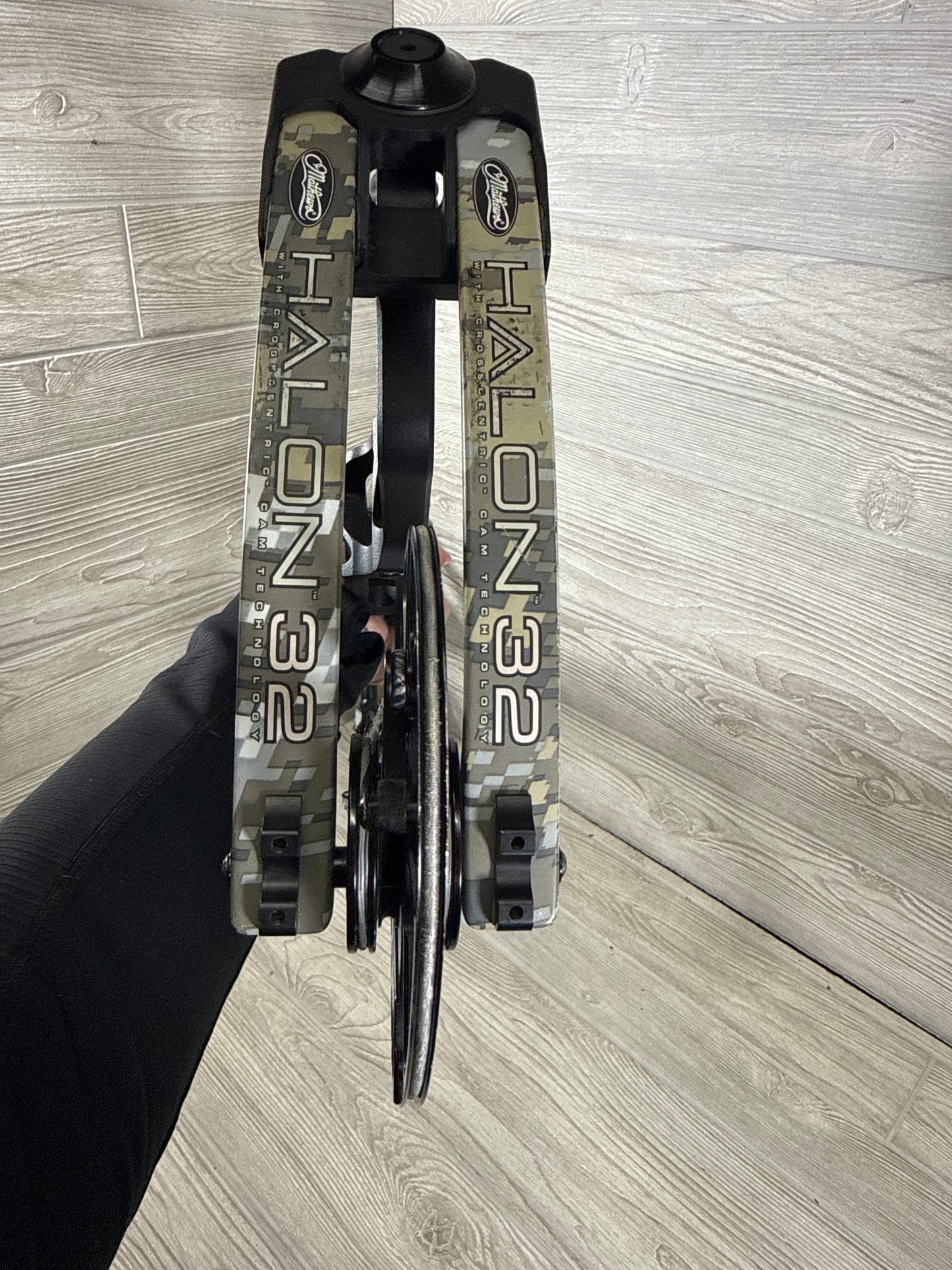 Used Mathews Halon 32 6 Black Riser Elevated II Limbs 30in 70#