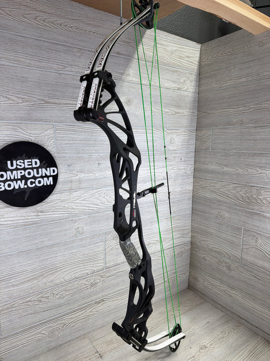 Used Right-Handed/Black and White Hoyt Prevail 40 SVX #4 30.5-31.5" 50-60#