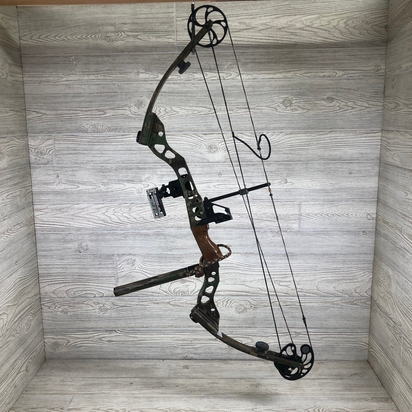 Used Mathews MQ1 30" 70lb Right Handed Bow CF