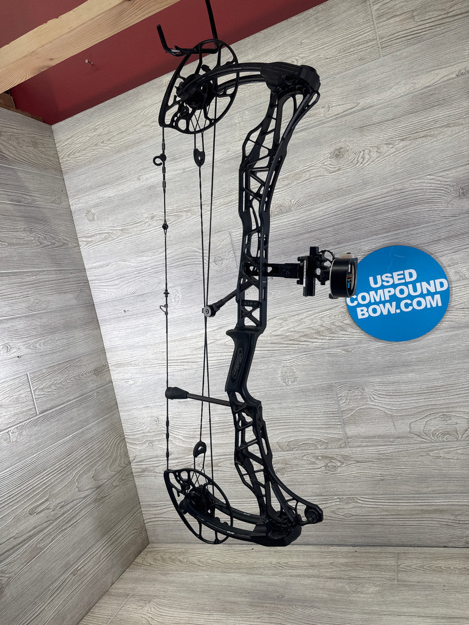 Mathews Lift 29.5 LH 29" 70lb Black Bow/Black Gold 4 pin slider