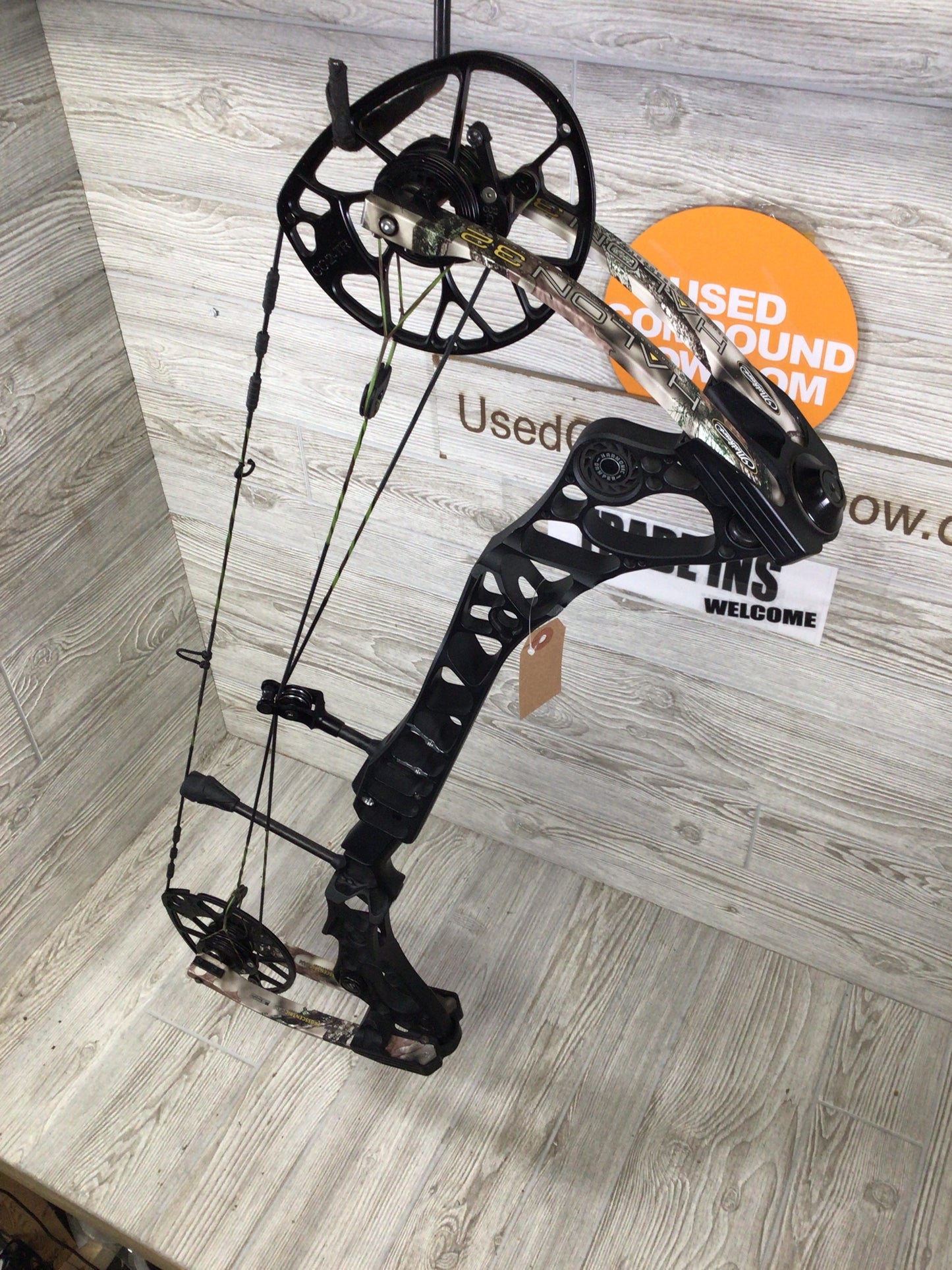 Used Mathews Halon 32 6 50-60# Right Handed Black riser/ lost XD limbs