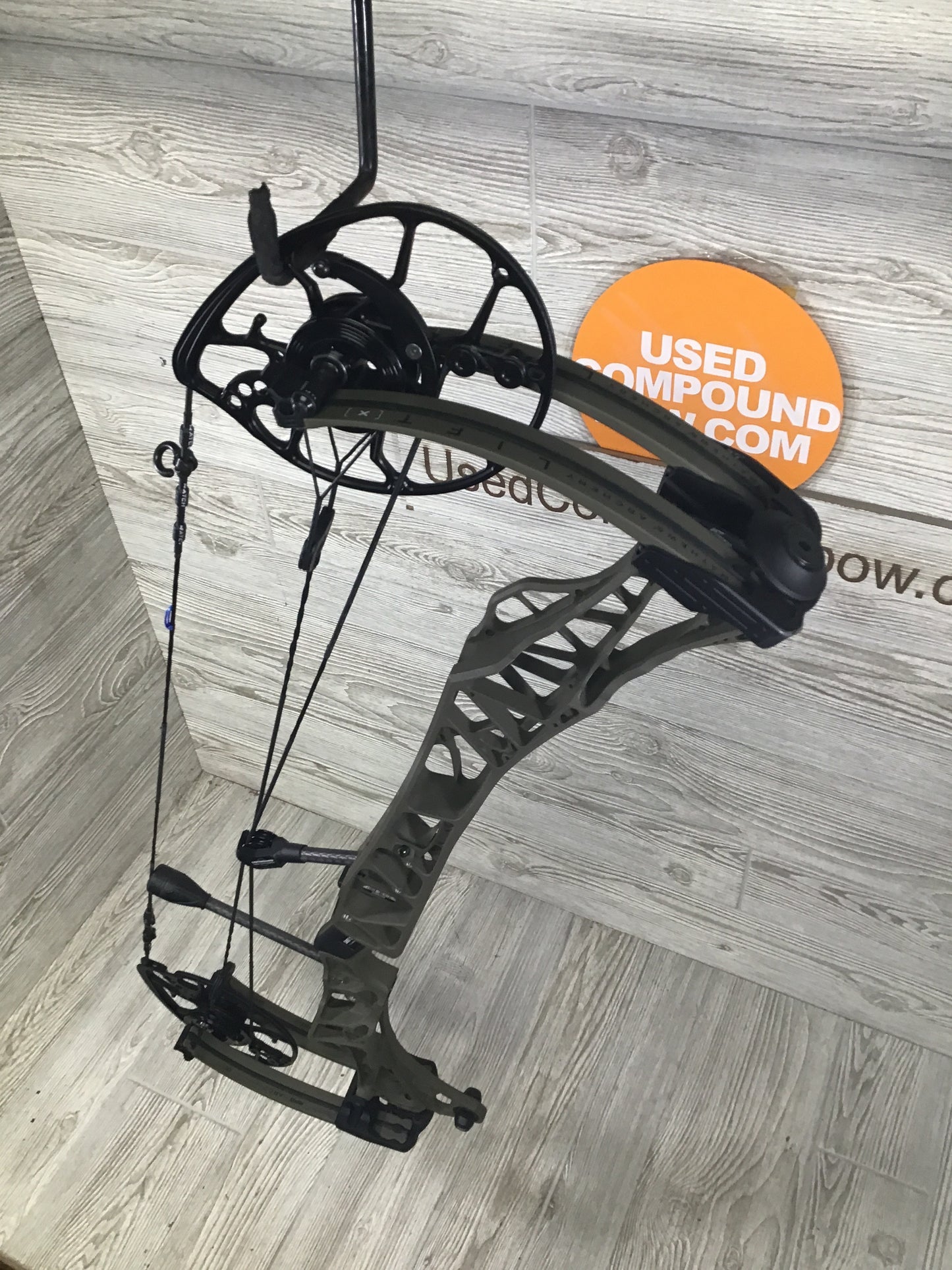 Used Mathews Lift X 29.5 Right Hand Ambush Green 26.5"/70#