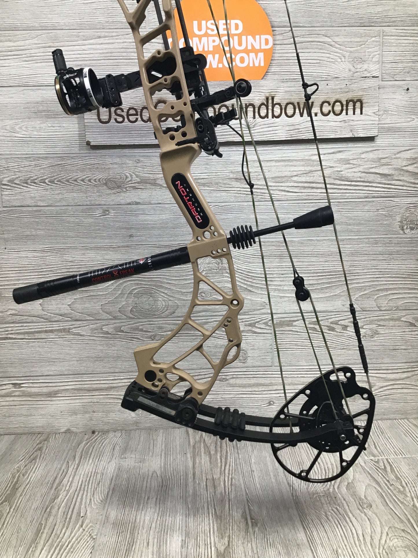 Darton Prelude 32 RIght Handed 60-70# Tan Riser Black limb package