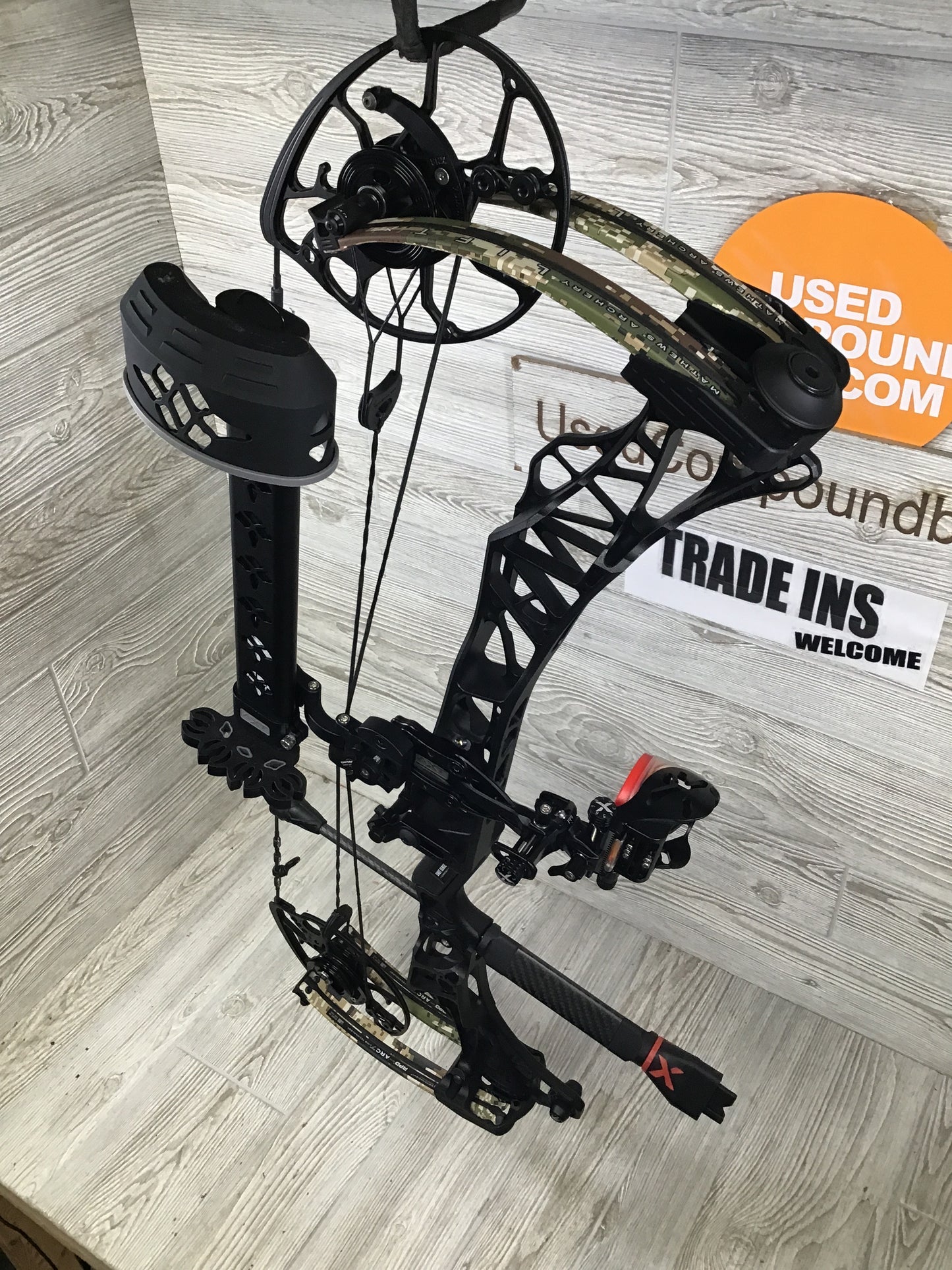 Used Mathews Lift X 29.5 Right Hand 28/70# Black Riser/Subalpine Package