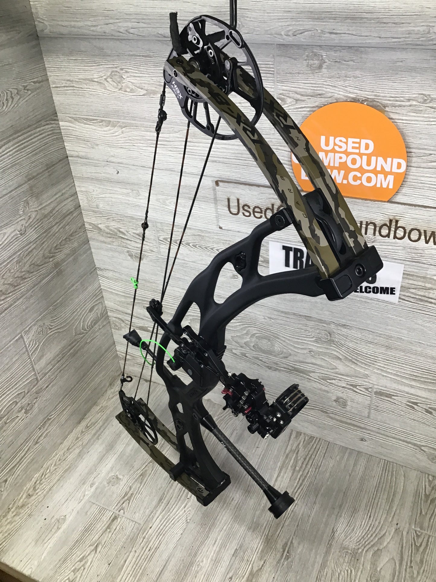 Hoyt RX-8 Ultra Black Riser/ Mossy Oak Bottomland limbs RH 60-70# package