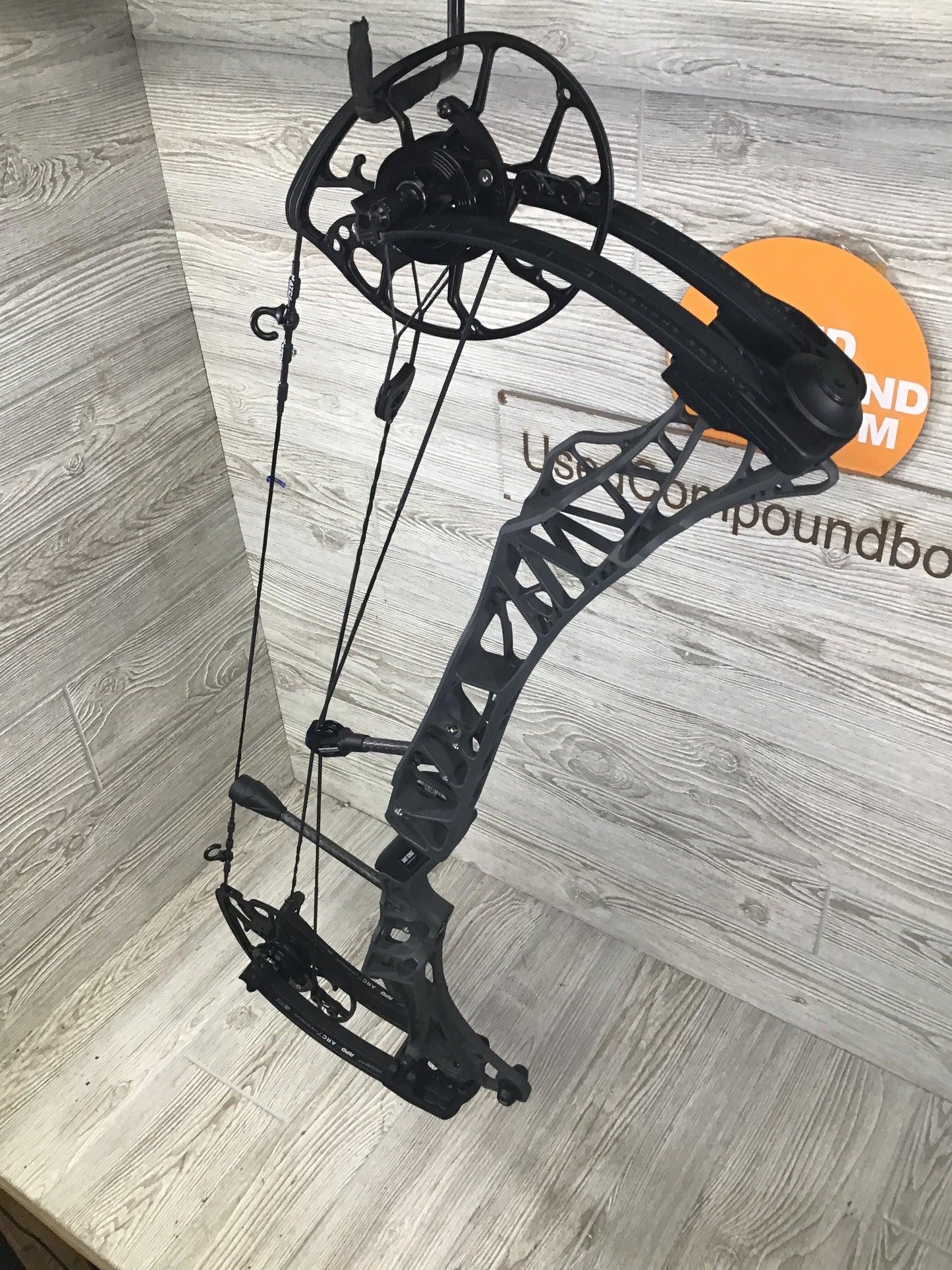 Used Mathews Lift X 29.5 Right Hand Shale Riser/Black Limbs 28/70