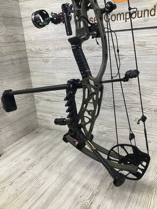 Used Hoyt ALPHA AX-3 33 Right Handed Wilderness 60-70# LOADED
