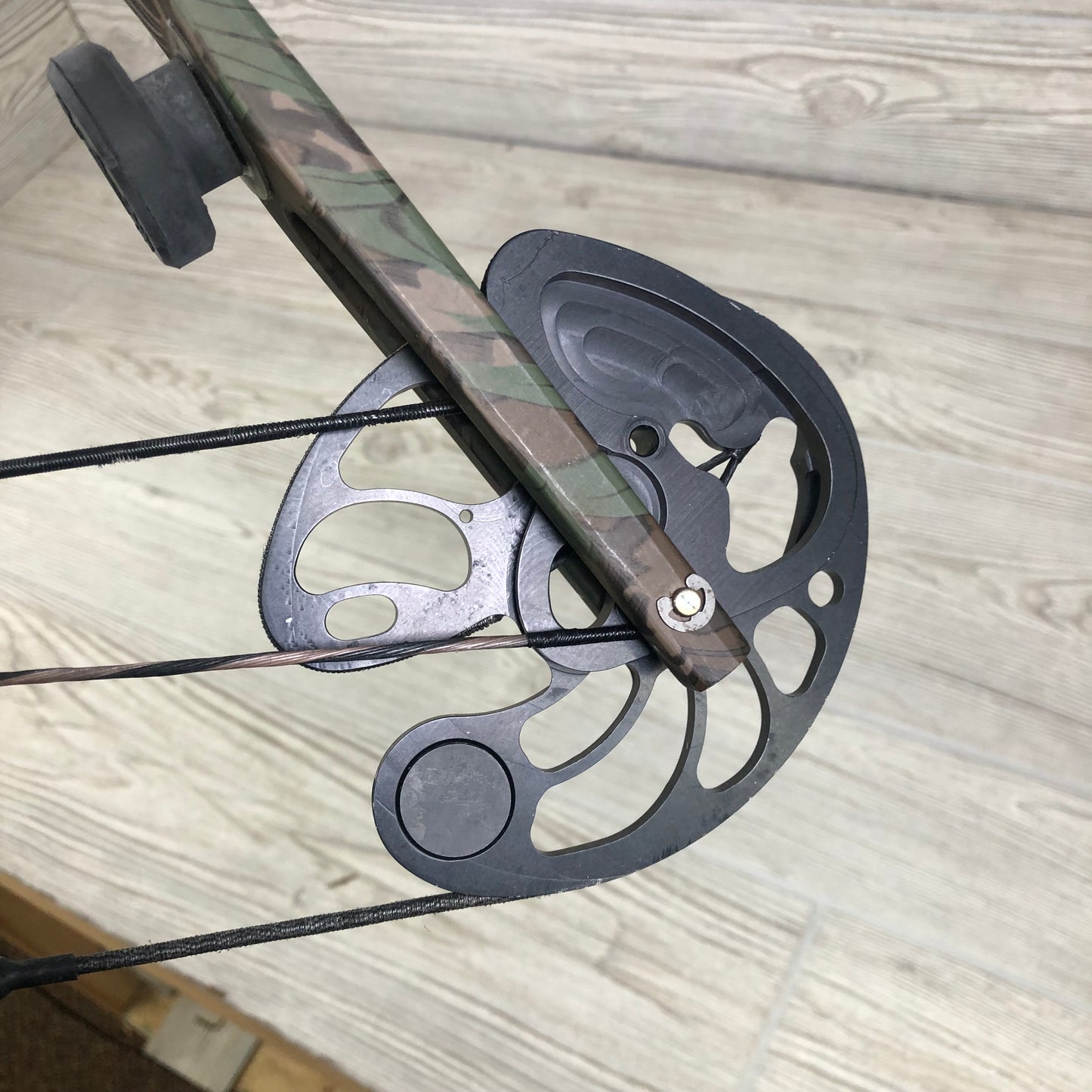 Used Mathews MQ1 30" 70lb Right Handed Bow CF