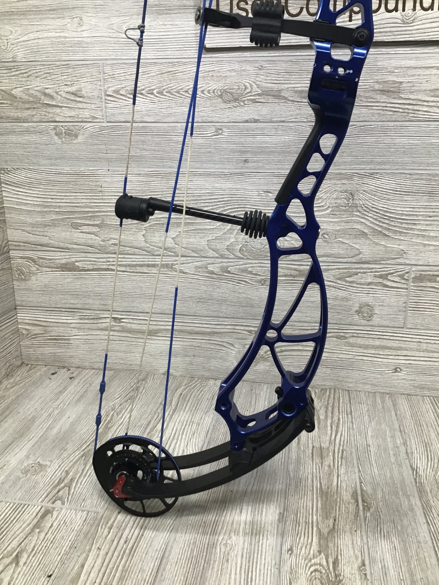 Used Bowtech Reckoning 38 Right Hand Blue Target bow