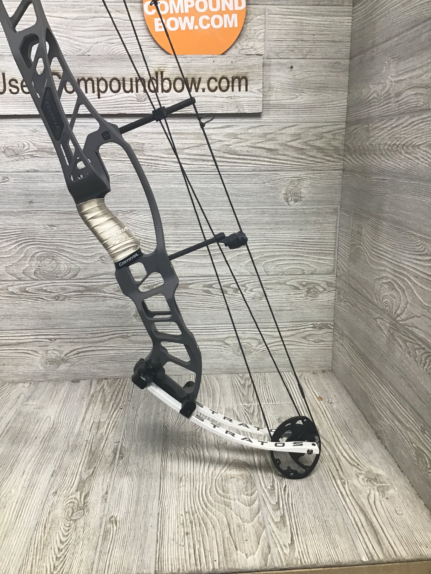 Used Hoyt STRATOS 40 SVX 5 cam Right Handed Slate Gray/White Limbs 50-60#
