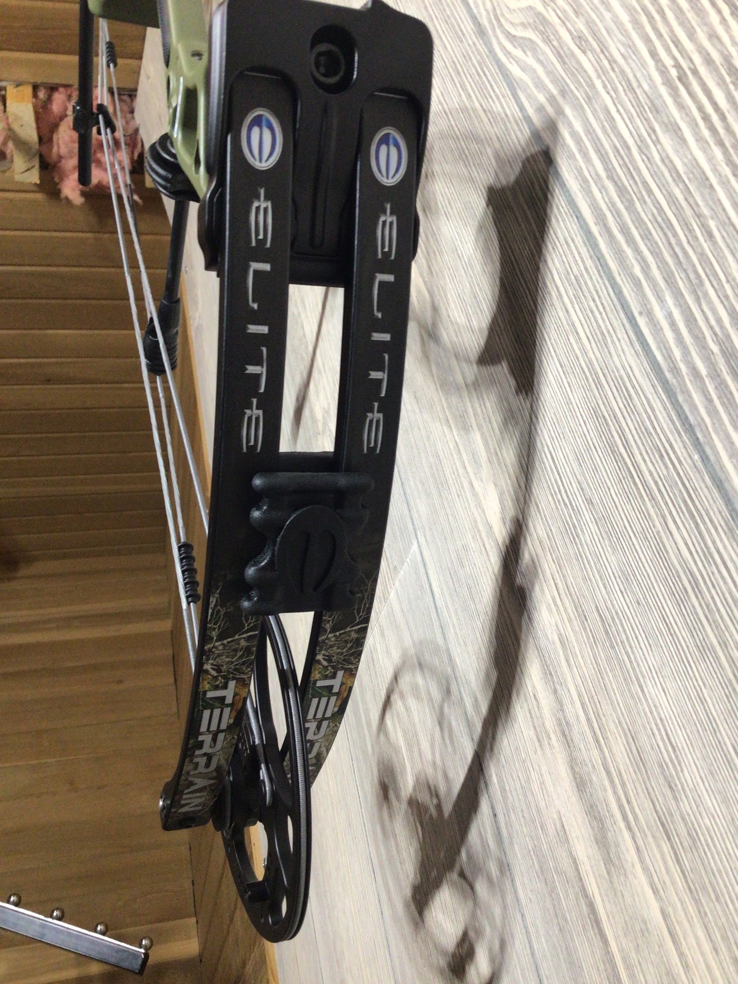 Used Elite Terrain RH OD Green 30" 70# Bow