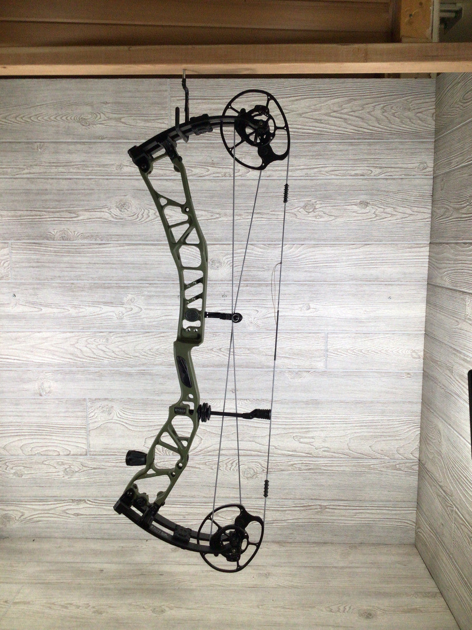 Elite Ethos Od Green RH 70# Bow