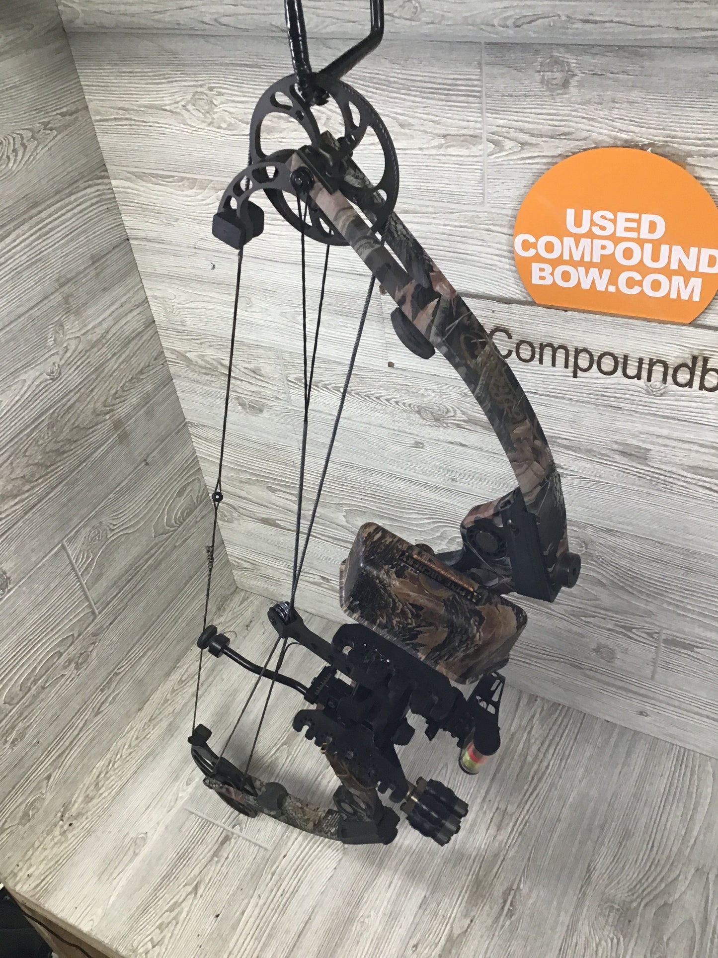 Used Mathews Ovation Right Handed 60# 28" package