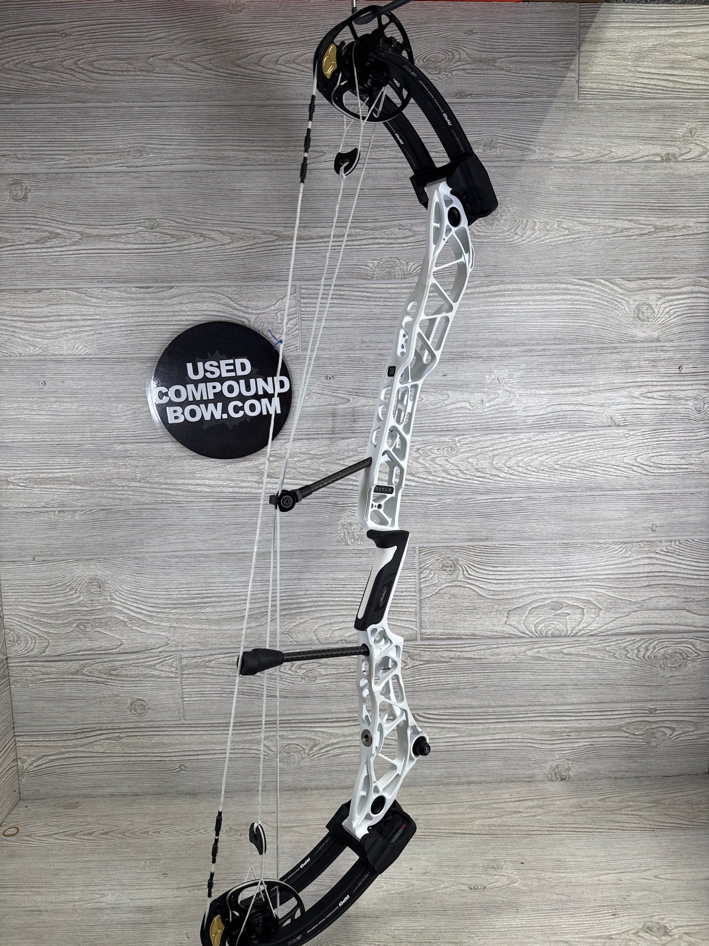 Mathews Title 36 G2 Left Hand White Riser Black Limbs