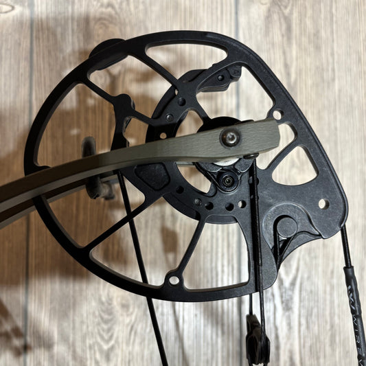 Used Hoyt Alpha AX-2 29 RH Wilderness 60lbs