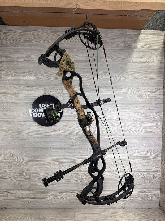 Used Hoyt Carbon Defiant #3 cam 29" 70lb Right Black Bow PKG