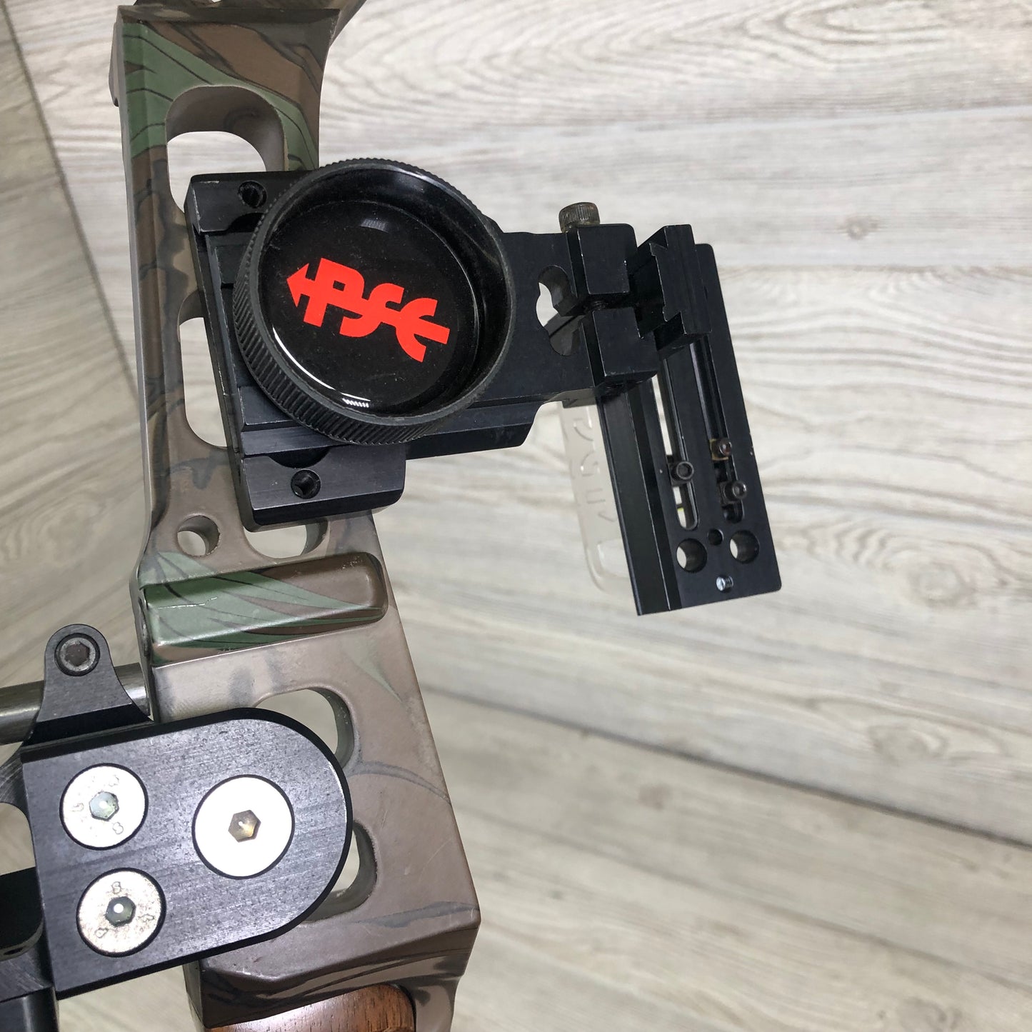Used Mathews MQ1 30" 70lb Right Handed Bow CF