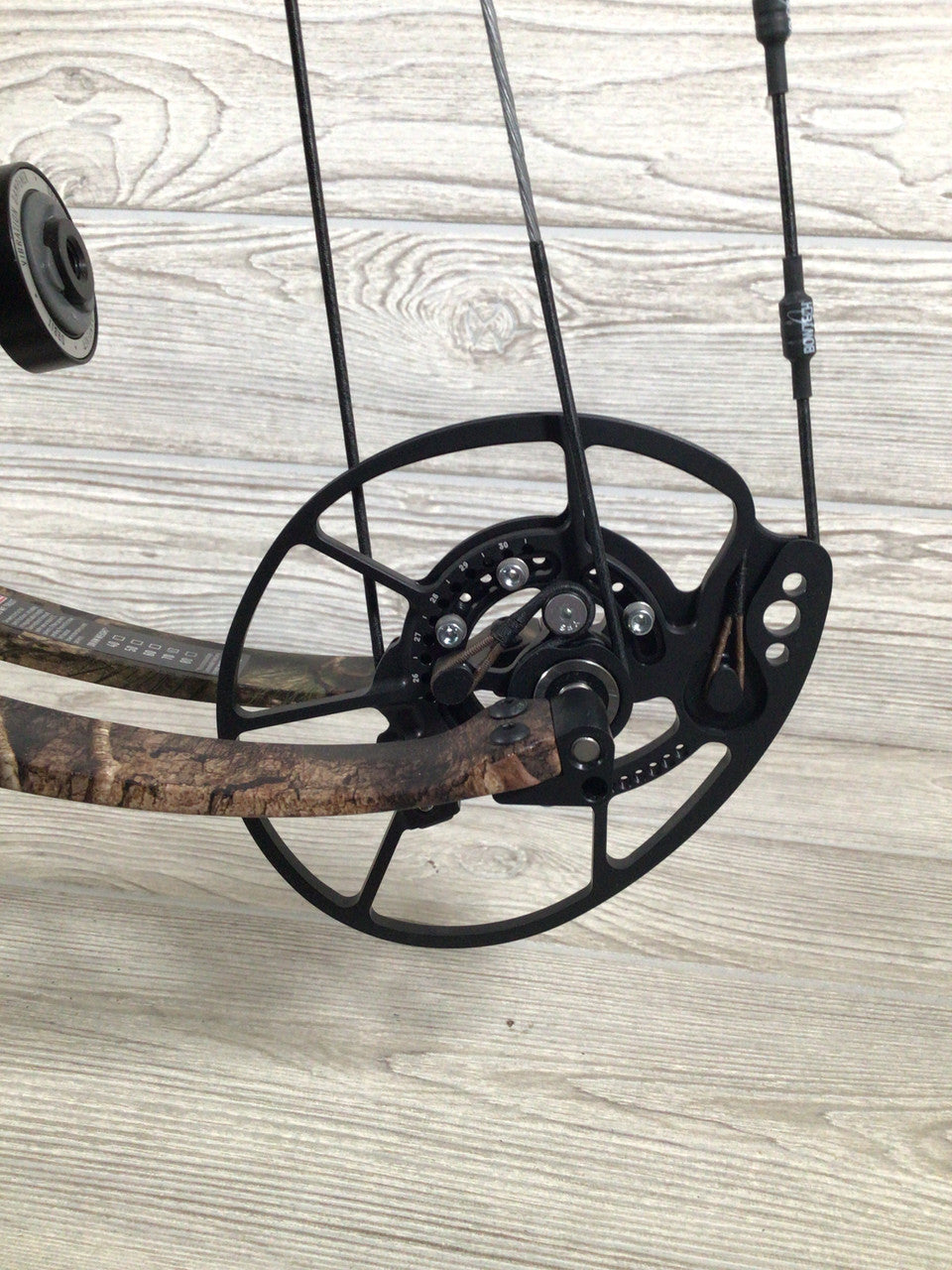 Bowtech Carbon One X 60-70# RH Mossy Oak Country DNA