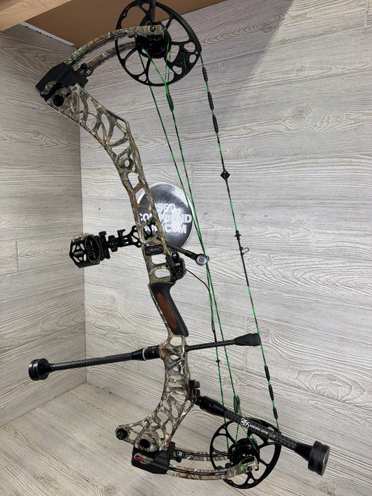 Used Mathews V3 31 30" 70lb RH Realtree Edge PKG