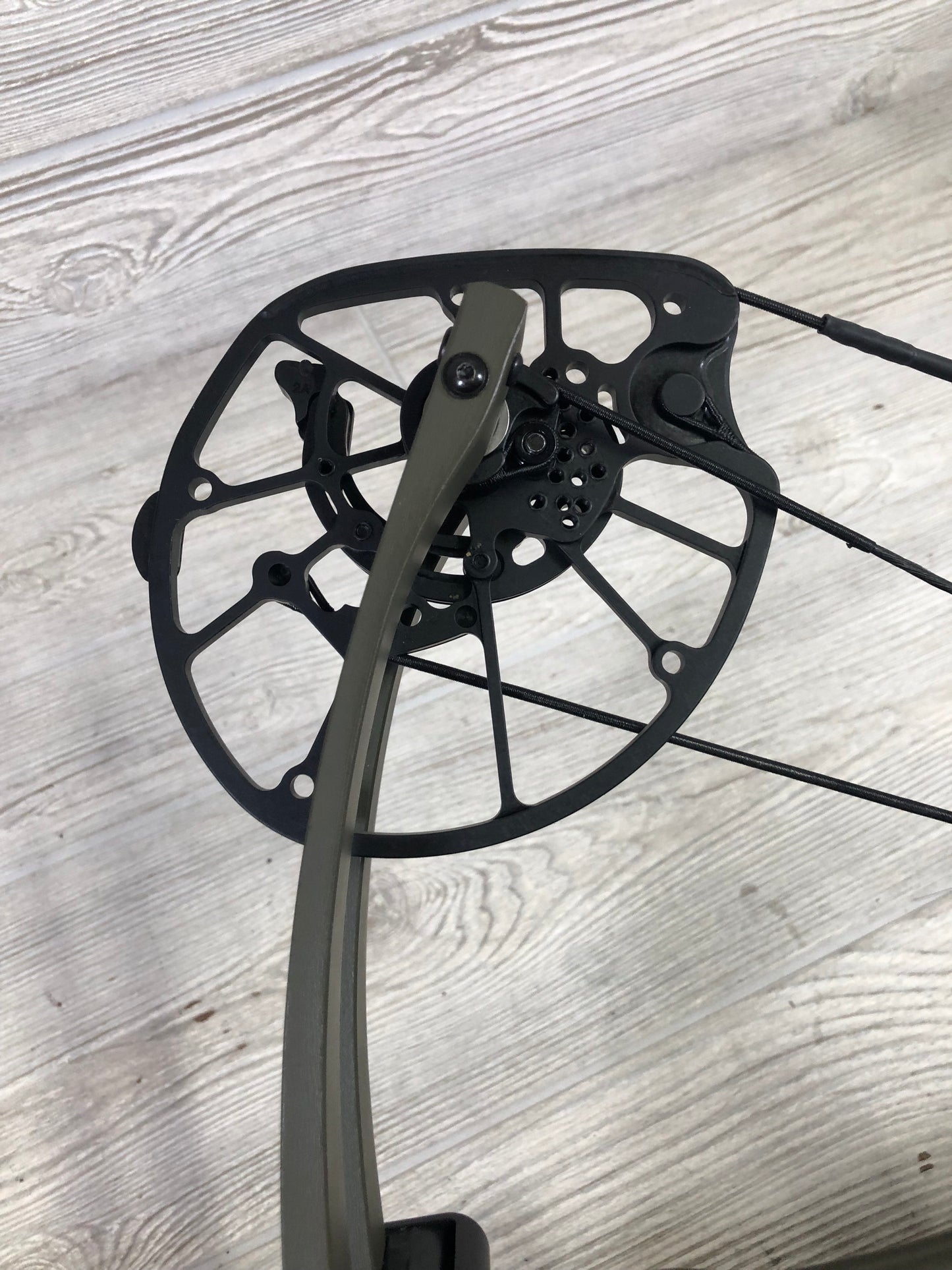 Used Hoyt RX-8 Right Handed Wilderness Green 70lbs 25-30"