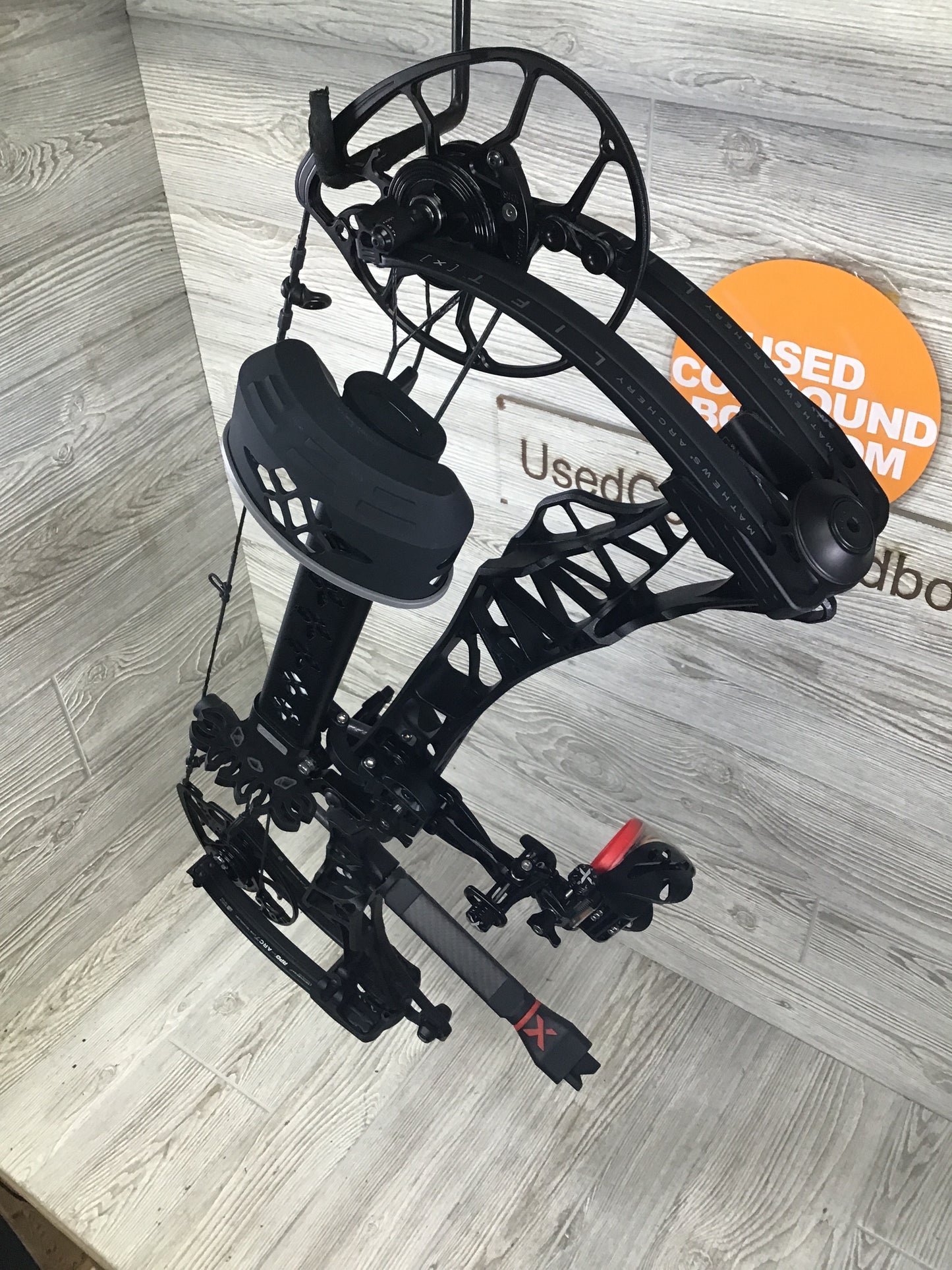 Used Mathews Lift X 29.5 Right Hand Black Bow 29/70 Package