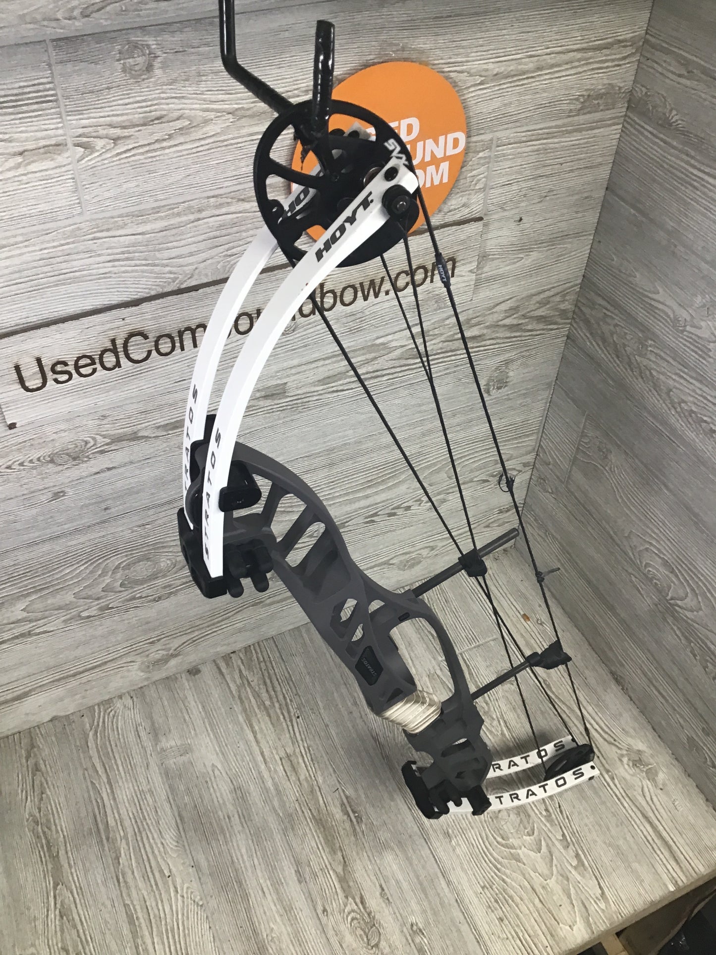 Used Hoyt STRATOS 40 SVX 5 cam Right Handed Slate Gray/White Limbs 50-60#