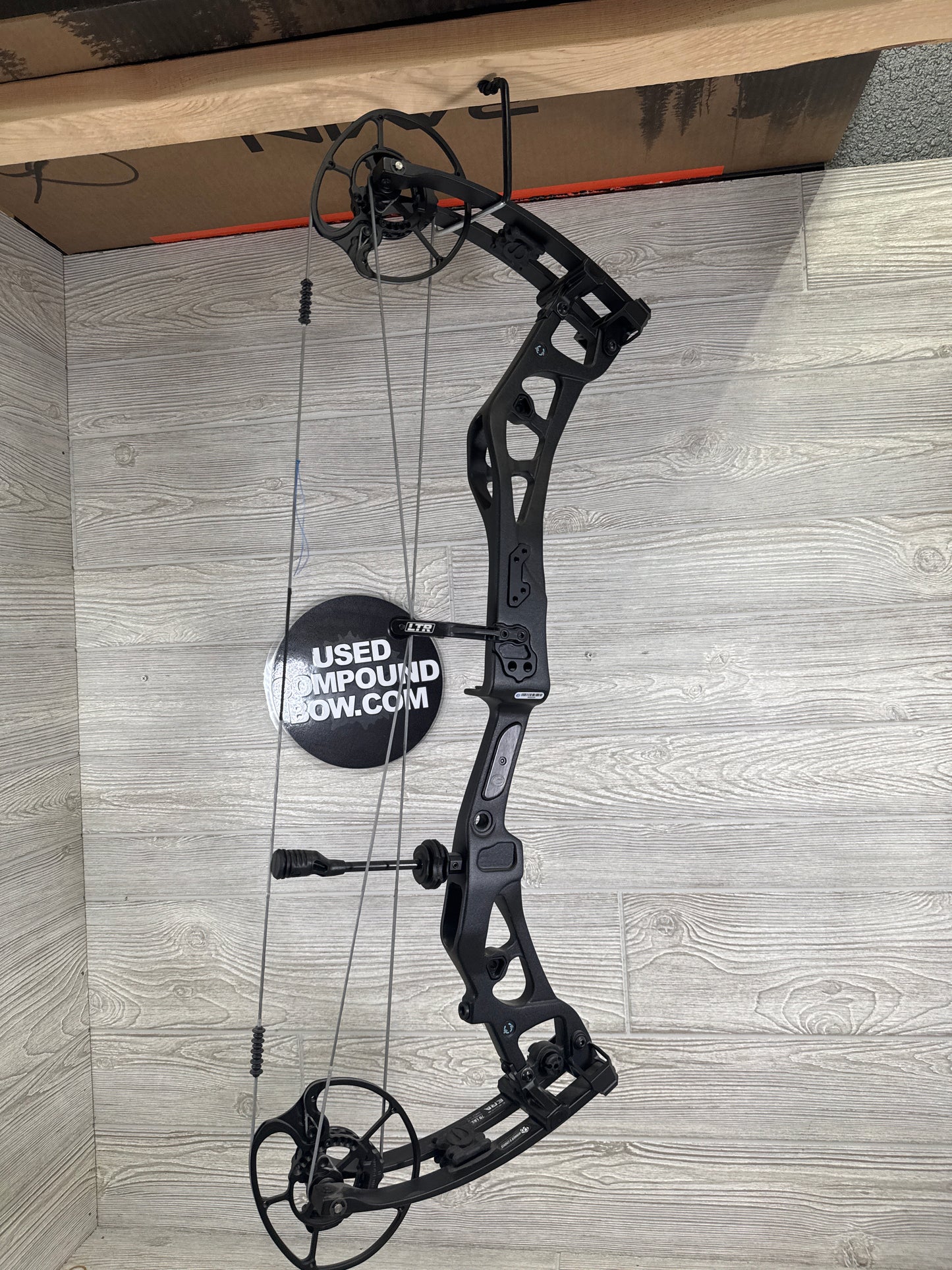 Elite Era Carbon Right Handed Black Bow