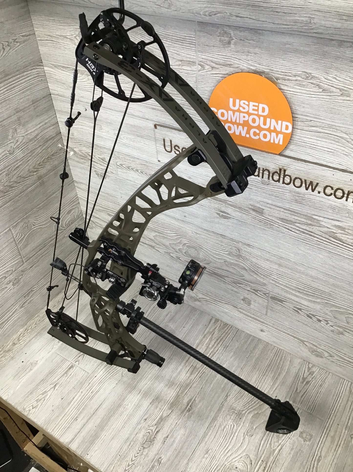 Used Hoyt ALPHA AX-3 33 Right Handed Wilderness 60-70# LOADED