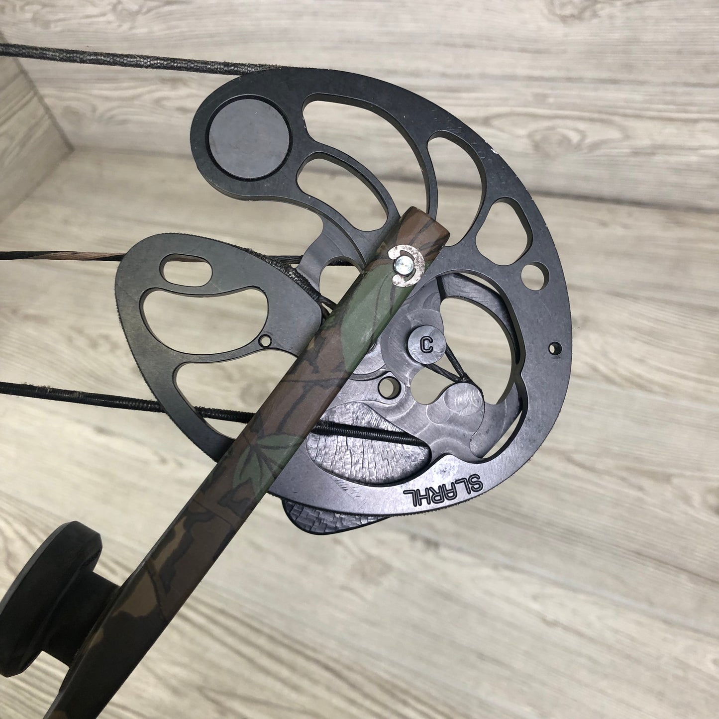 Used Mathews MQ1 30" 70lb Right Handed Bow CF