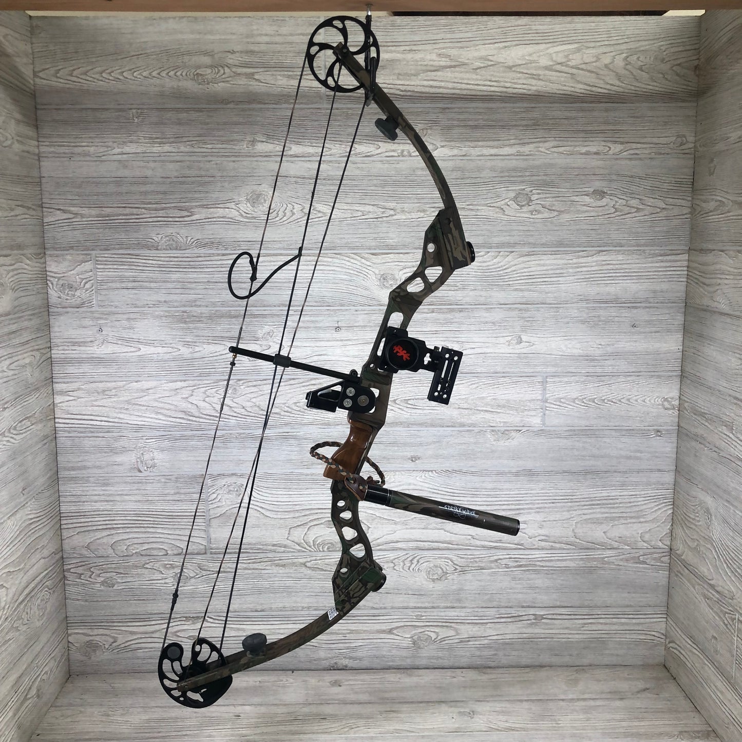 Used Mathews MQ1 30" 70lb Right Handed Bow CF