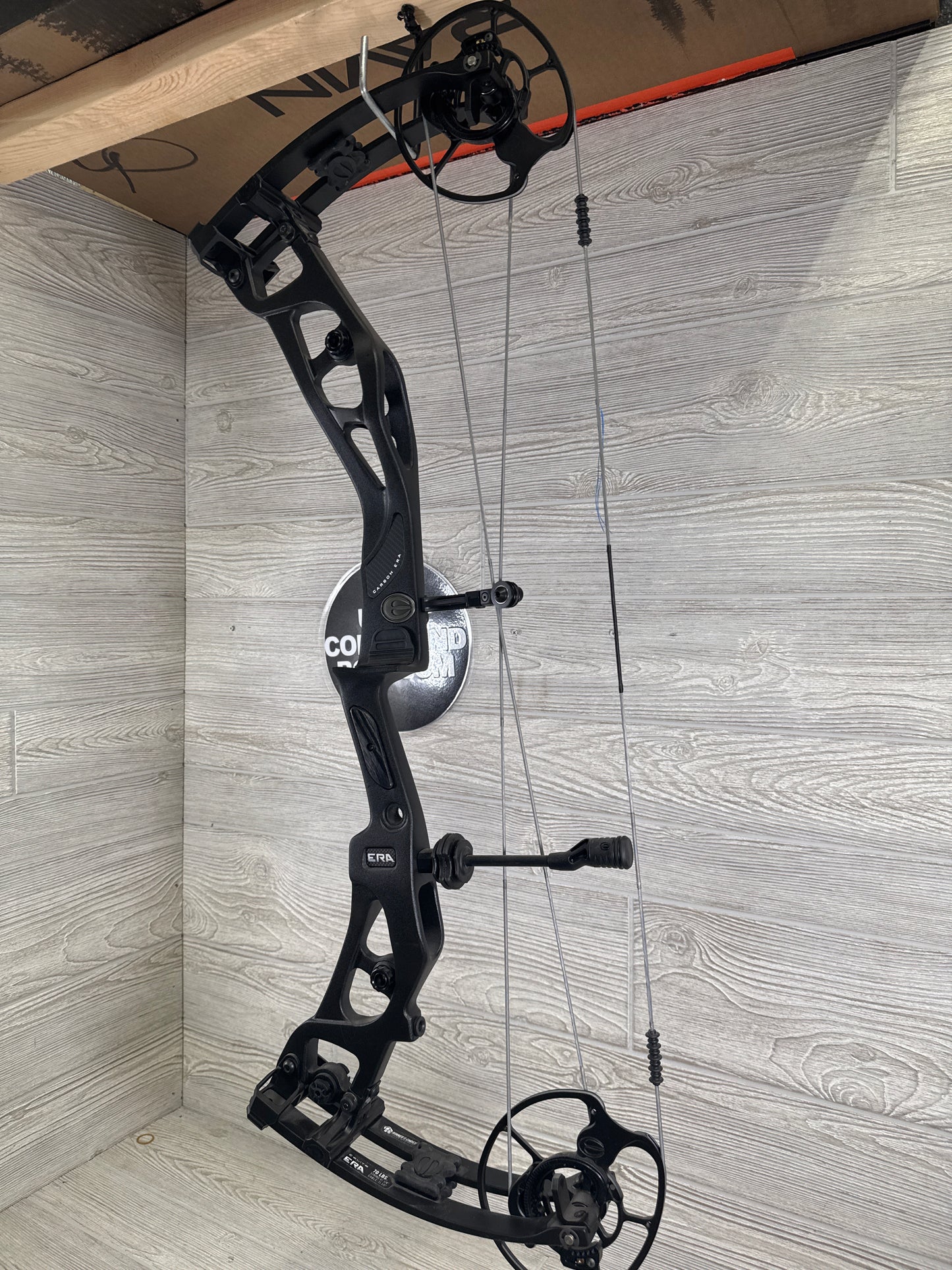 Elite Era Carbon Right Handed Black Bow