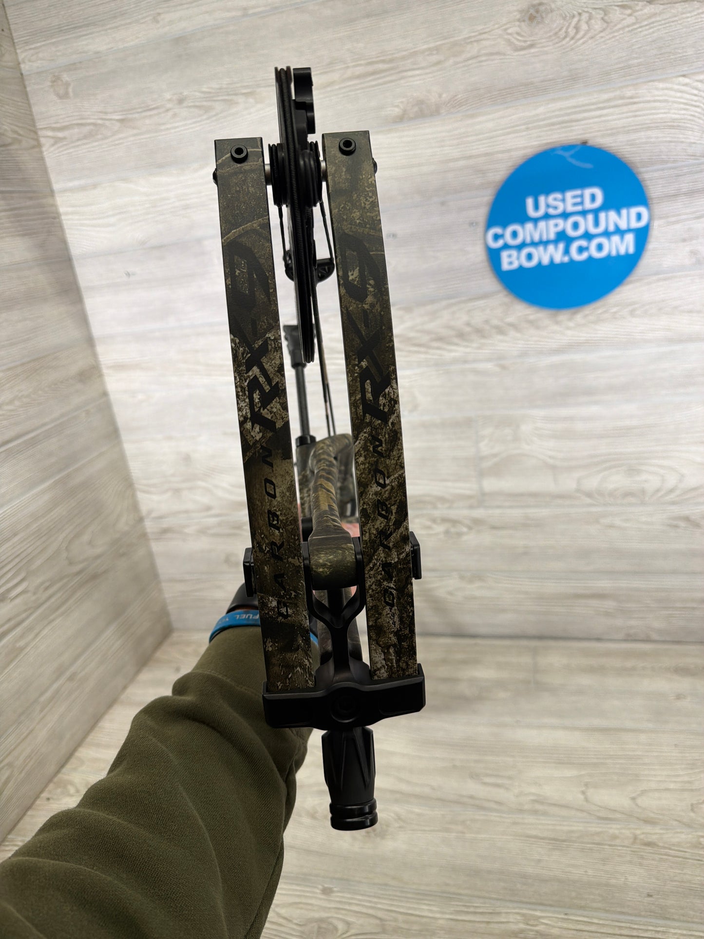 Used Hoyt RX-9 27.25" 70lb Realtree Apex Right hand Bow