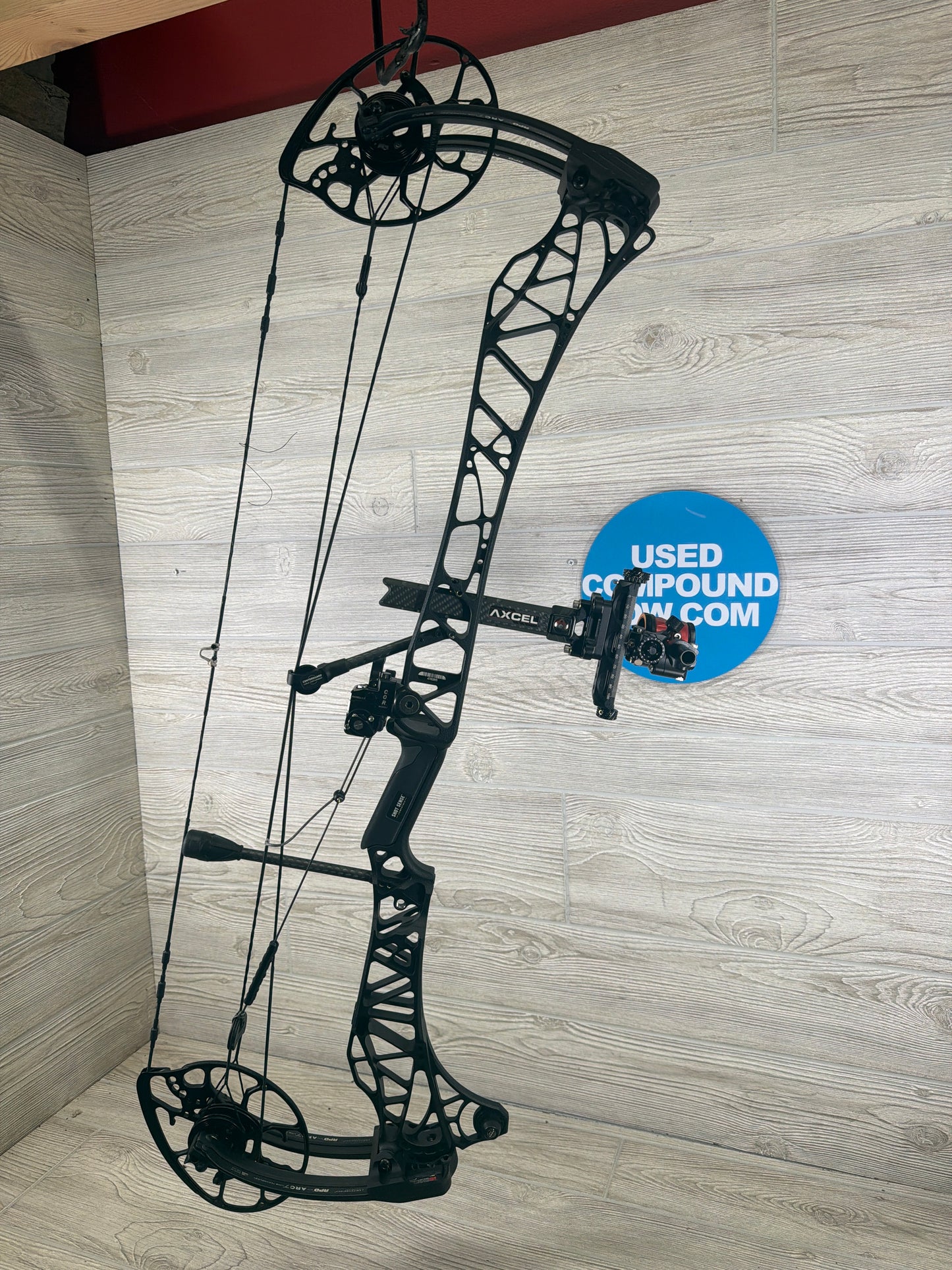 Used Mathews LIFT X 33 80lb 30" Right Hand Black Bow Package (Axcel Achieve XP sight/Hamskea Epsilon Rest)