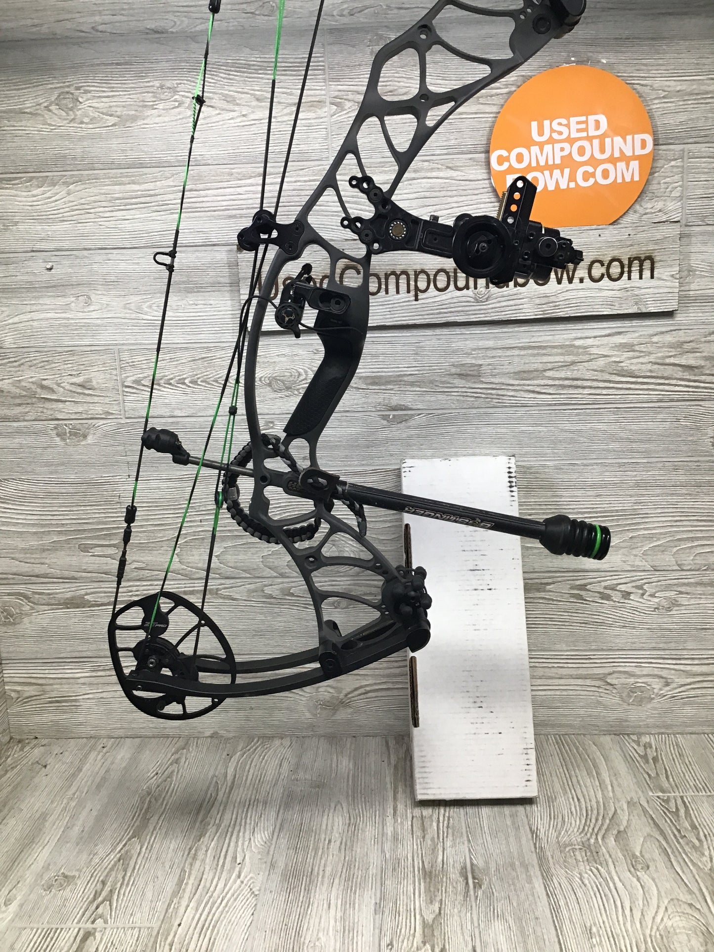 Used Hoyt Helix RH 27-30" 55-65# Package W/Extra set of 80# limbs
