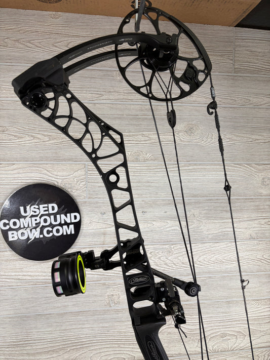 Used Mathews V3 31 Right Hand Black 30" 70lb. With Accessories
