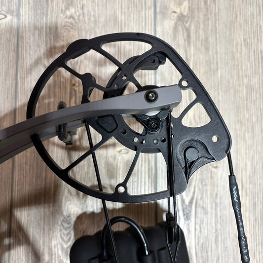Used Hoyt Alpha AX-2 29 Tombstone RH 70lb Package