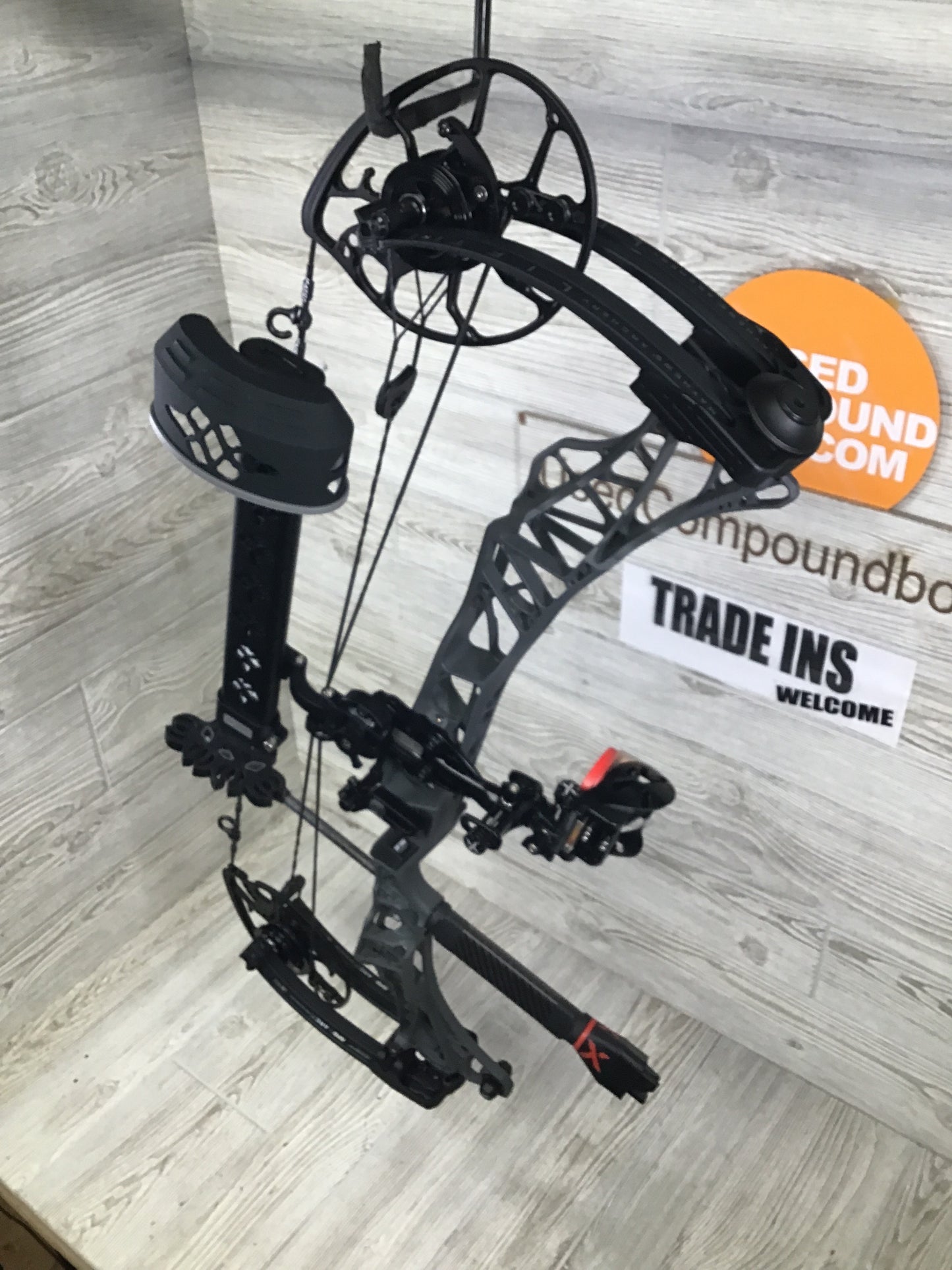 Used Mathews Lift X 29.5 Right Hand Shale Riser/Black Limbs 28/70 Package