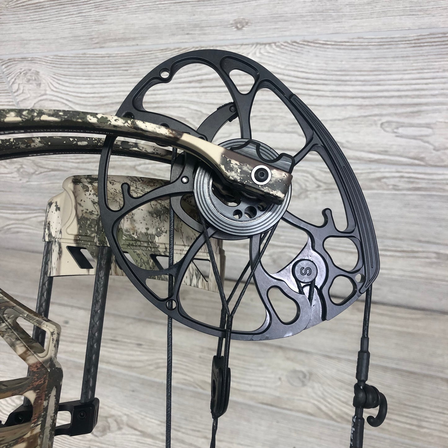 Used Mathews Phase4 29 RH Hand First Lite Camo with matching quiver