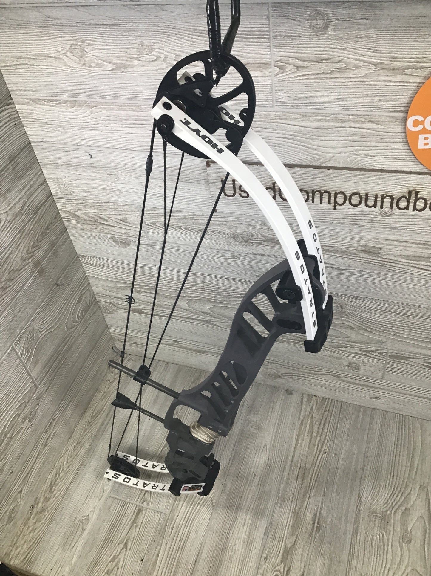 Used Hoyt STRATOS 40 SVX 5 cam Right Handed Slate Gray/White Limbs 50-60#