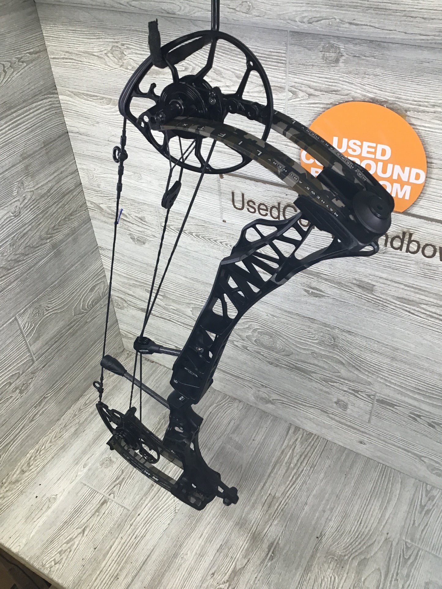 Used Mathews Lift X 29.5 Right Hand Black riser/Bottomlands limbs Bow 30/70