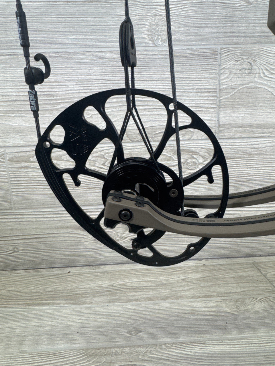 Mathews Phase 4 33 27" 75lb RH